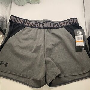 Under Armour Women's Athletic Gray and Black Shorts
000816